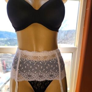 INC white lace garter with boning (large)